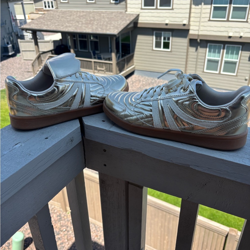 Stylish Silver Men's Sneakers